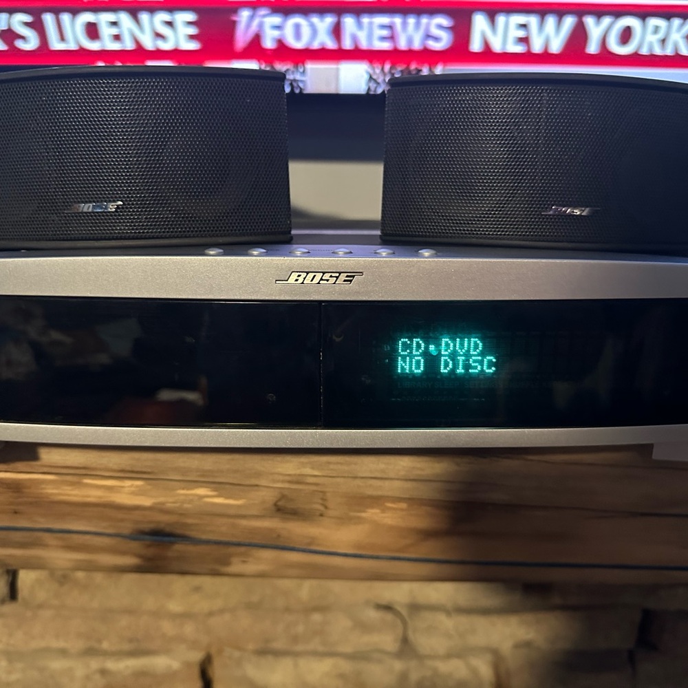 Bose Silver CD/DVD Player with Speakers